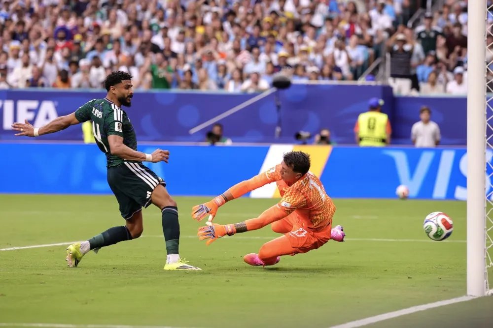 Čudesni Muslera ipak nije svemoguć - Saudijci kaznili uspavane Urugvajce i napravili korak ka novoj senzaciji VIDEO