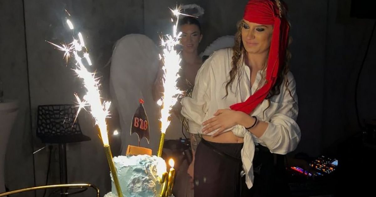 Mapa i brodovi na torti! Barbara Bobak slavila rođendan kao Džek Sperou, svi gledali u piratsko remek-delo