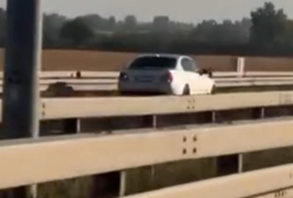 Velikom brzinom u kontrasmeru na "Milošu Velikom": Zabeležen još jedan jeziv snimak na srpskim putevima, bahati vozač divlja kod Beograda (VIDEO)