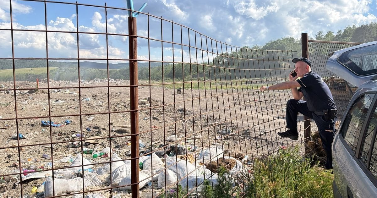 Drama kod Sjenice: Meštani telima brane da uđu mašine na deponiju, stigla policija, saobraćaj blokiran