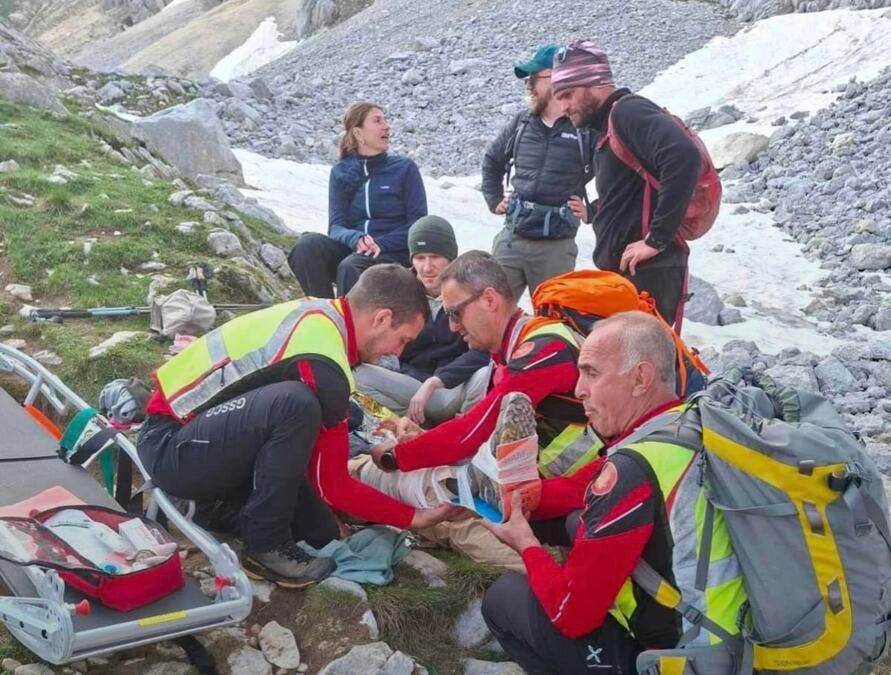 DRAMA NA DURMITORU Belgijanac povređen tokom planinarenja, sa nepristupačnog terena izvlačili ga spasioci i helikopter (FOTO)