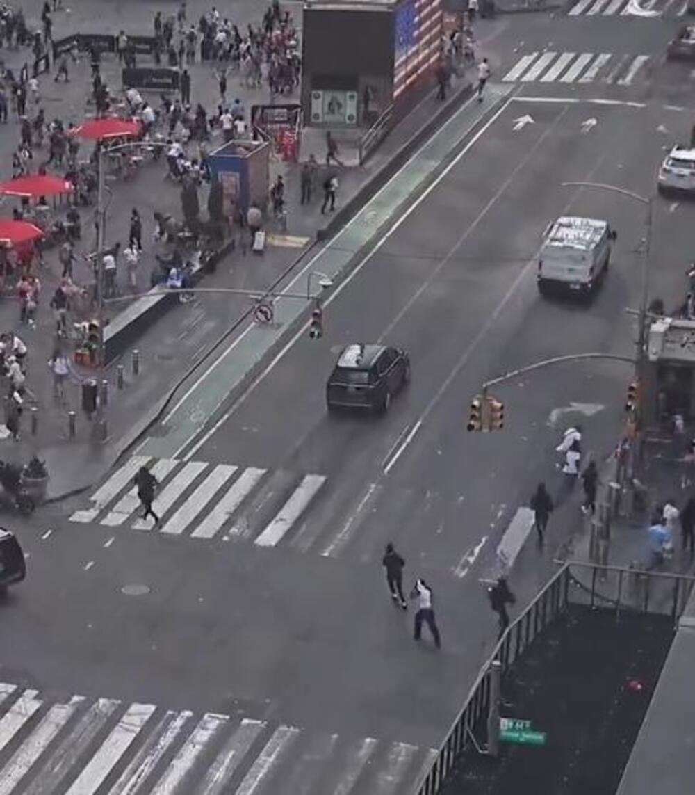 HOROR U NJUJORKU! Muškarcu PREREZAN VRAT nasred ulice, odjekivali rafali - scene sa TAJMS SKVERA UŽASAVAJU! (VIDEO)