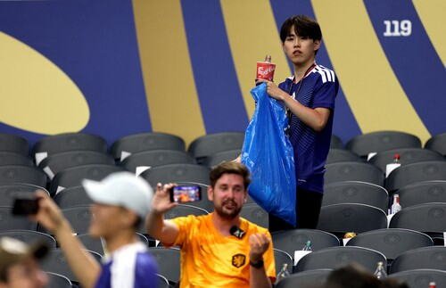 Japanski navijači čiste stadione nakon utakmica, a na društvenim mrežama ih žestoko napadaju, posebno žene (VIDEO)