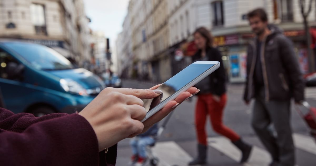 Kazna od 50 evra za pešake koji koriste telefon: Ova evropska zemlja uvodi stroga pravila