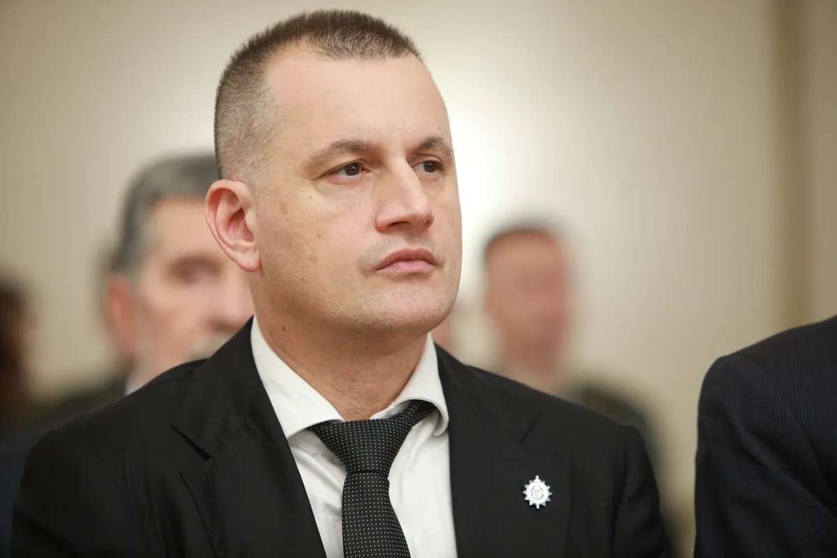 Kad će tužilac Stefanović da naloži hapšenje osoblja Ujedinjenih nacija i veća sudija suda u Strazburu? Ozbiljno pitam.