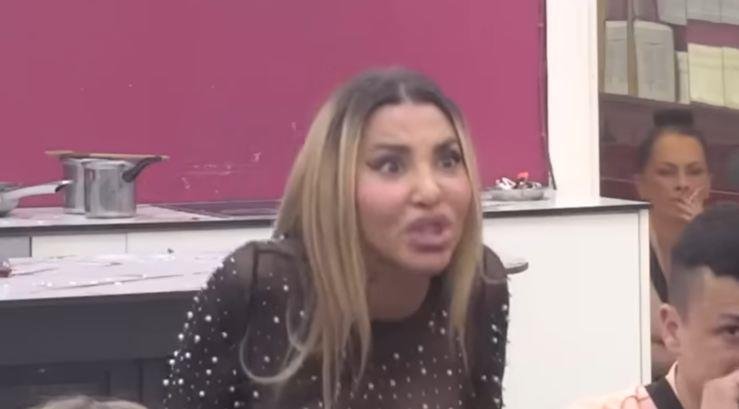 ANELI SE ZALETELA U STAKLO! Jeziva scena u "Eliti", obezbeđenje skočilo: Ahmićka pobesnela, htela da ode iz rijalitija