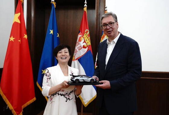 "IDE BRZINOM, VEROVALI ILI NE, 496KM NA SAT!" Vučić oduševljen poklonom koji je dobio od šefice BYD, pa pozvao kineskog giganta na Ekspo (FOTO)