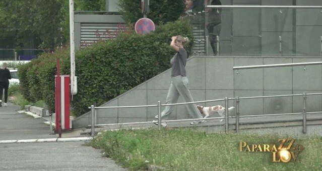 POZNATA PEVAČICA KAO SAV NORMALAN SVET! Pričalo se da se razvodi od muža, a sad je uhvaćena u ovom izdanju... Ni prolaznici je ne prepoznaju (FOTO)