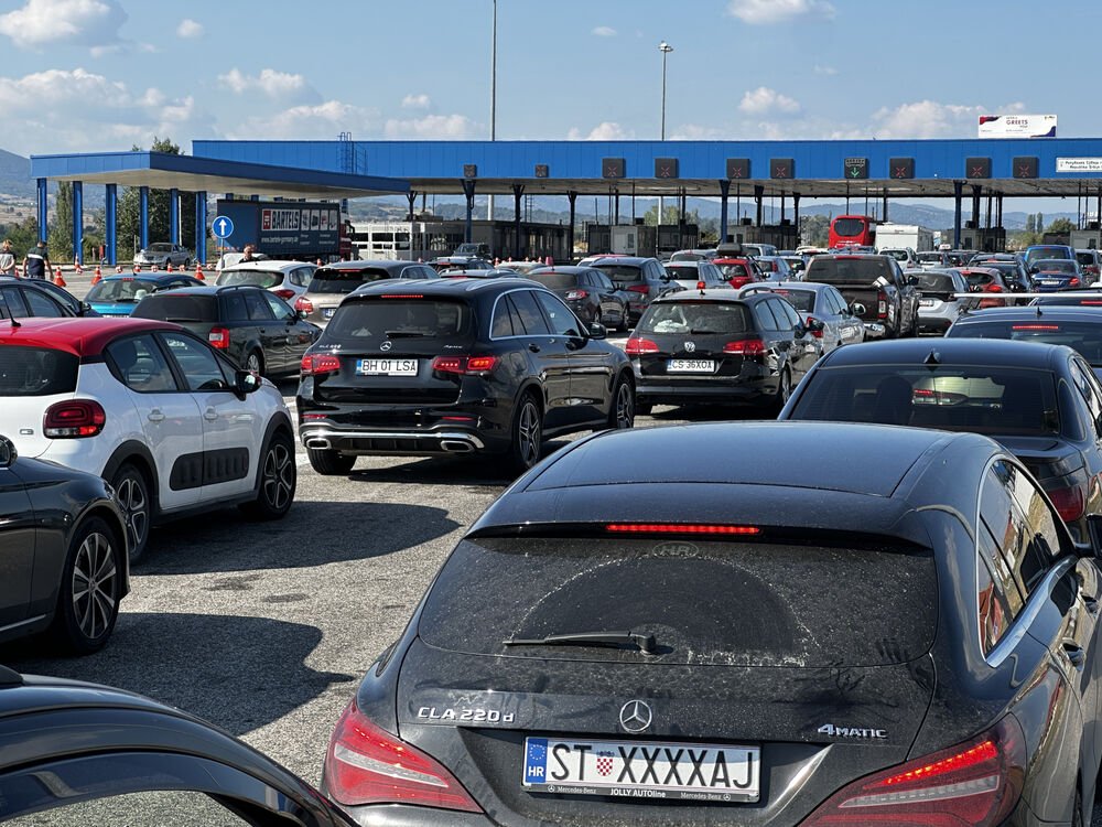 "Letujem 40 godina, ovoliku gužvu ne pamtim" Srbi satima zaglavljeni na ovom graničnom prelazu, tek se sprema haos