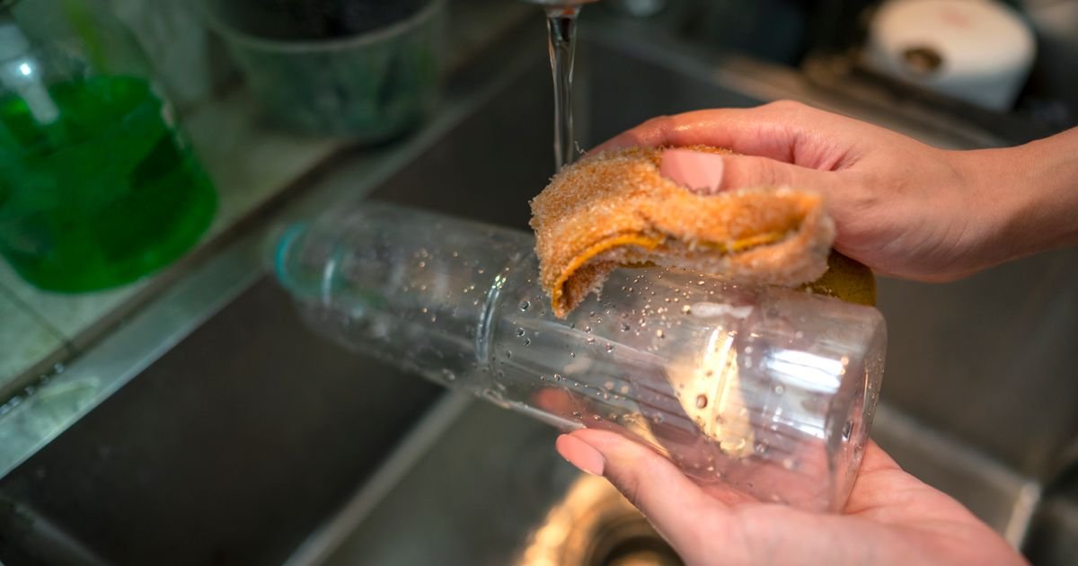 Ne bacajte plastične flaše ako vam je sudopera zapušena ili osećate smrad od kante: Čuvaćete ih kao nikad pre