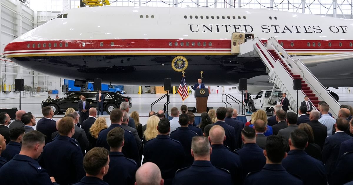Bela kuća prestavila novi predsednički avion "Air Force One": Tramp trijumfalno sišao niza stepenice