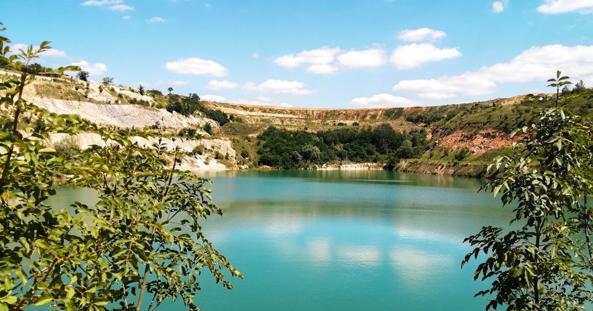 Kada čovek iskopa rupu u zemlji, a Majka Priroda umeša svoje prste, nastaje čudo: Ovo jezero je dokaz za to
