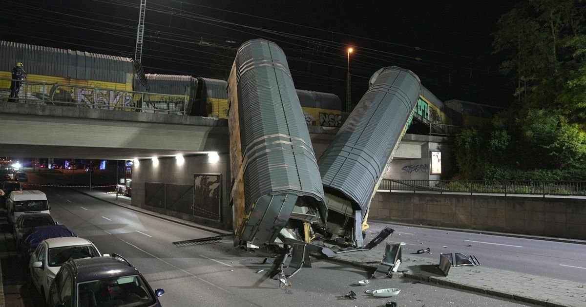 Voz pao sa mosta u Minhenu: Dva vagona se sručila sa visine od 5 METARA!