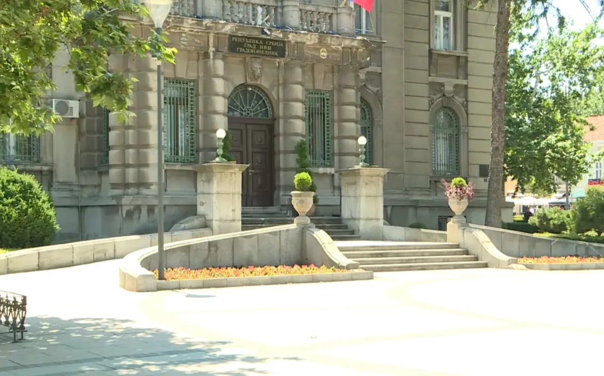 Nišlije se bune što je potrošeno milion dinara za oblaganje dva stara vozila plastičnom travom