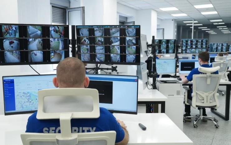 Uvode se AI kamere uoči Svetskog prvenstva: Policajci pritiskom na dugme pričaju na 50 jezika!
