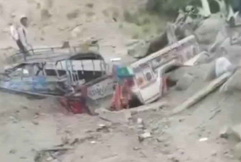 NOVI POKOLJ BLIZU GRANICE, IMA MRTVIH I RANJENIH! Eksplodirale dve bombe na putu, bile postavljene ispod saobraćajnice, aktivirane DALJINCEM! (FOTO/VIDEO)