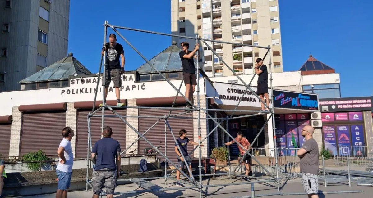 Danas veliki protest u Novom Sadu: Pripreme uveliko u toku, štandovi će biti postavljeni od 14.30, glavni program u 17.30 na turbo kružnom toku VIDEO