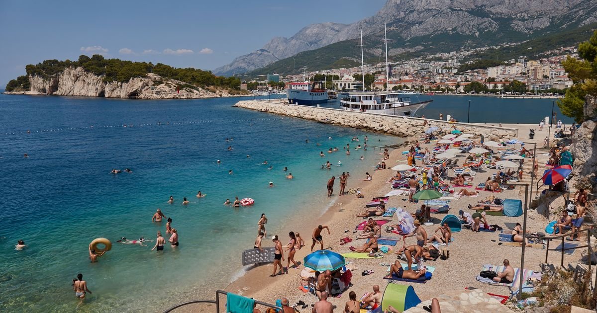 Drama na plaži u Hrvatskoj! Žena prestala da diše, brza reakcija policajaca sprečila tragediju