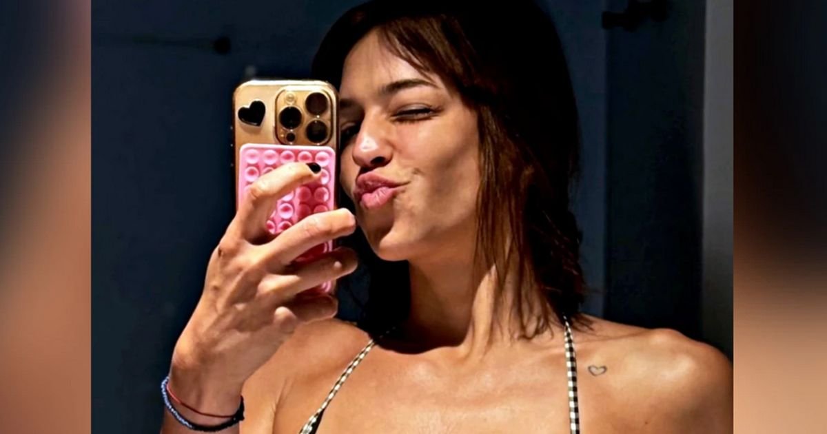 Svi netremice gledaju u atribute naše glumice: Skinula se u bikini, pa pokazala ravan stomak i lice bez šminke