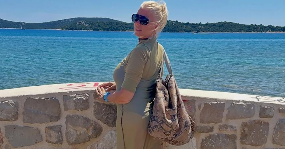 Bivša supruga našeg voditelja pobegla od gradske vreve: Baškari se na moru i pozira u providnoj haljini