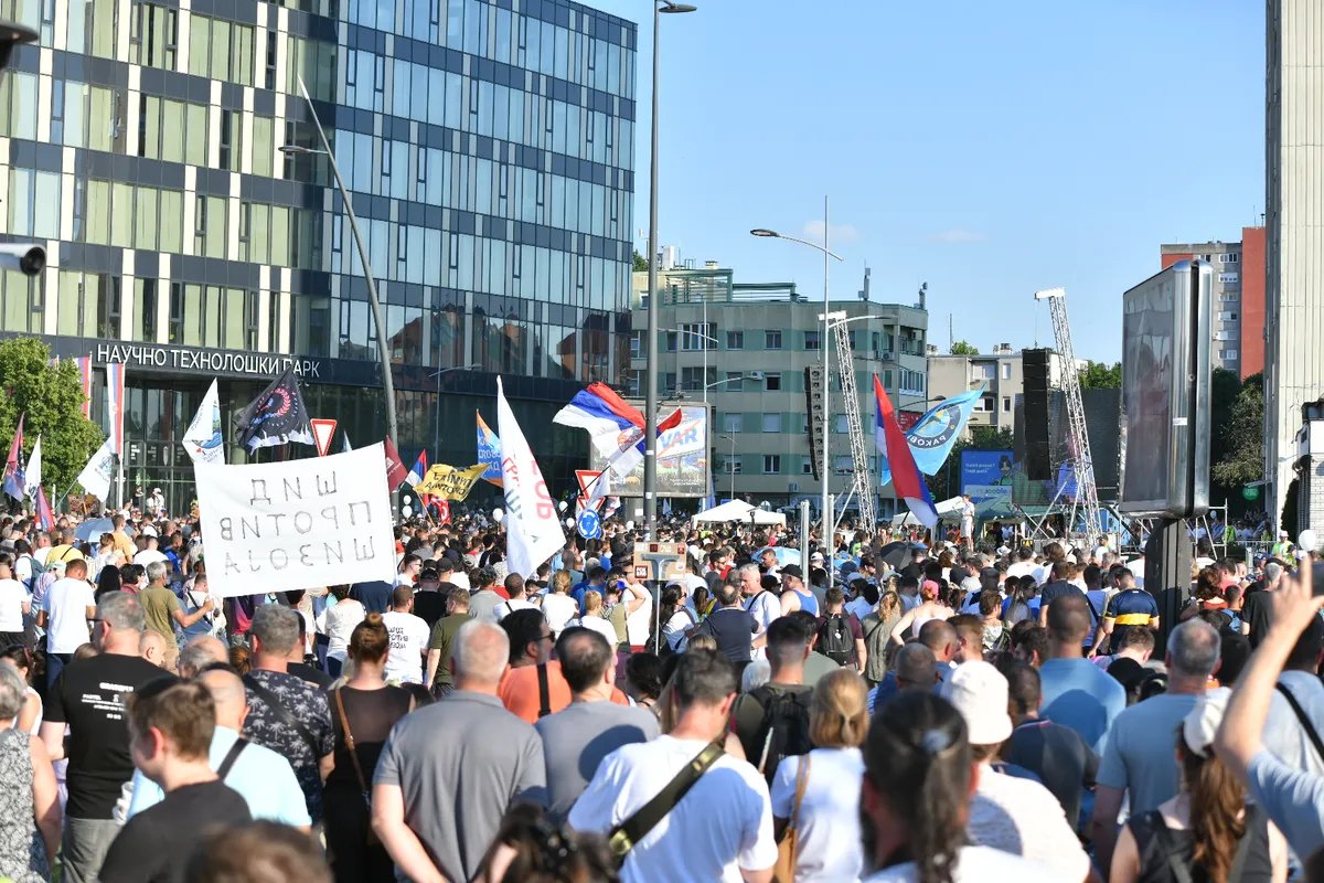 FOTO Pogledajte kako je izgledao protest u Novom Sadu u slikama