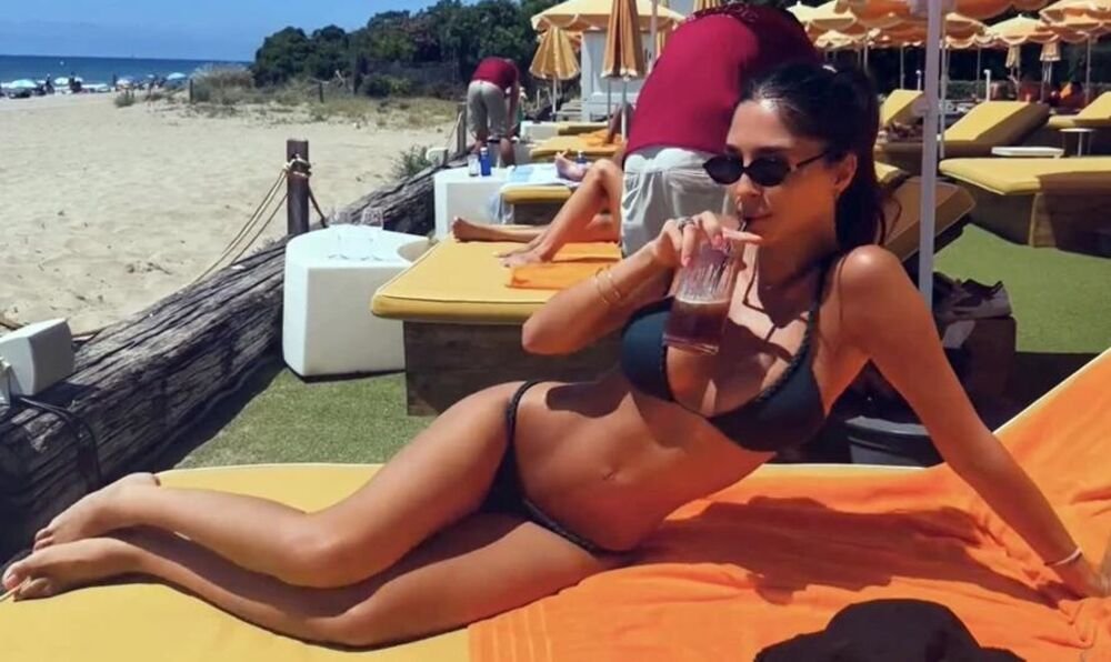 RAZGOLITILA SE I NE ZNA ZA STID: Nevaljalo izdanje rasplamsalo maštu, haljina sa prorezima umala otkrila previše