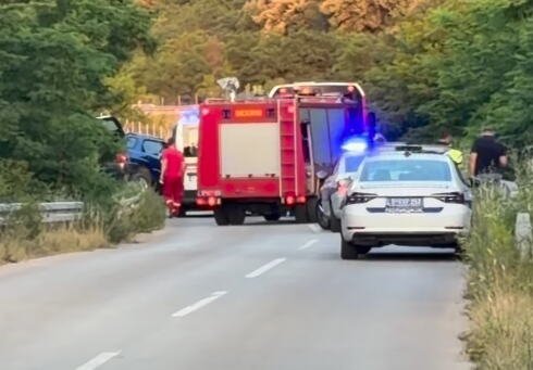 STRAVIČNA NESREĆA KOD NIŠA, IMA POGINULIH! Sudarili se autobus i automobil, troje ljudi povređeno - OBJAVLJEN SNIMAK S MESTA NESREĆE (VIDEO)