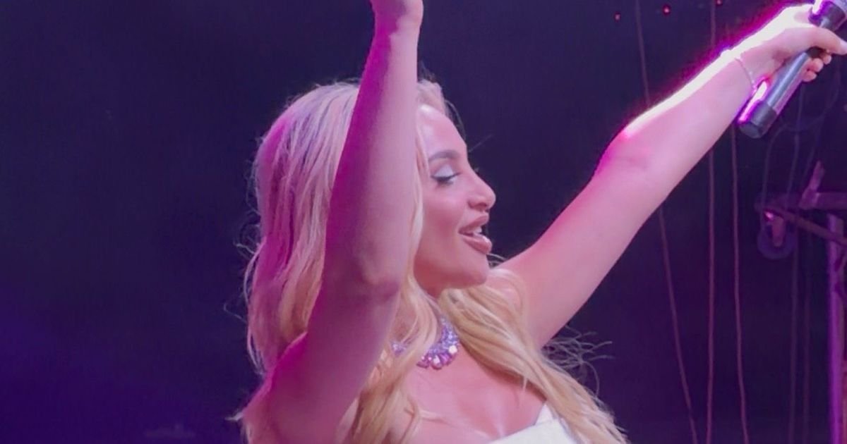 Maja Berović napravila lom na krcatom trgu u Žitištu! Nikad zgodnija, a na licu vidljiva jedna promena