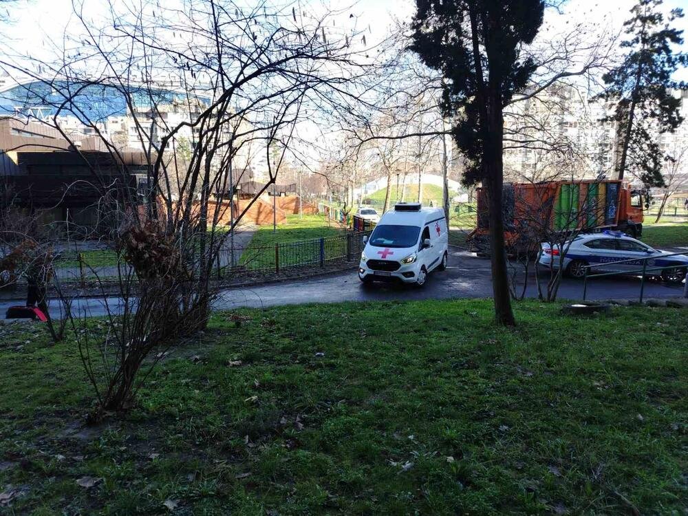 Stravična nesreća u Čačku: Devojka kolima udarila u semafor, na mestu ostala mrtva