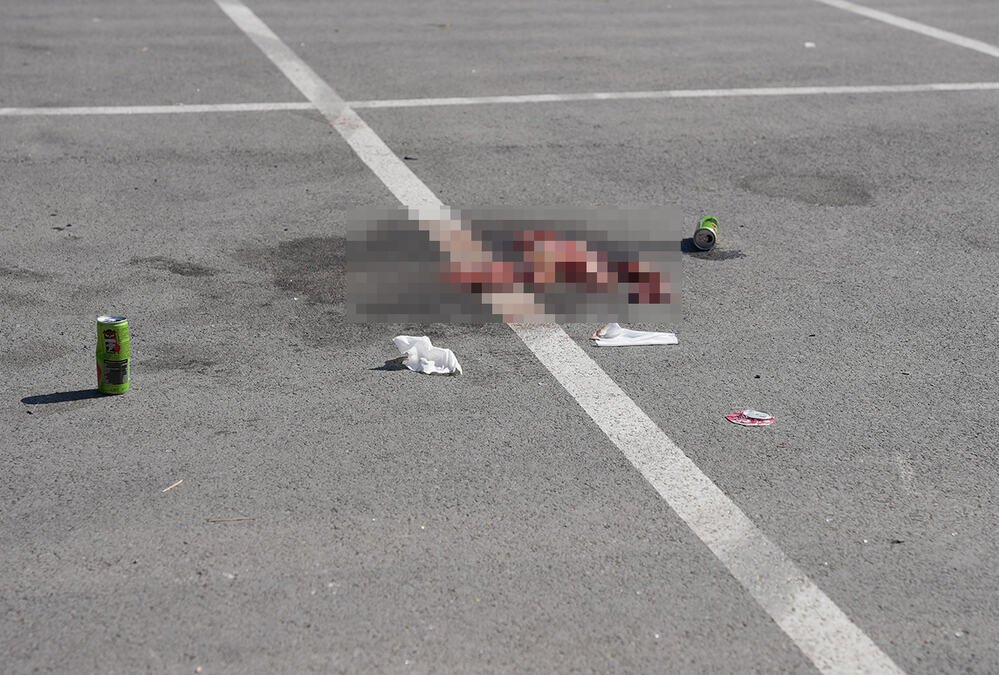 OVDE JE UBIJEN MLADIĆ (19): Lokva krvi, gaze i zavoji ostali na parkingu u Čačku nakon stravičnog zločina (FOTO)