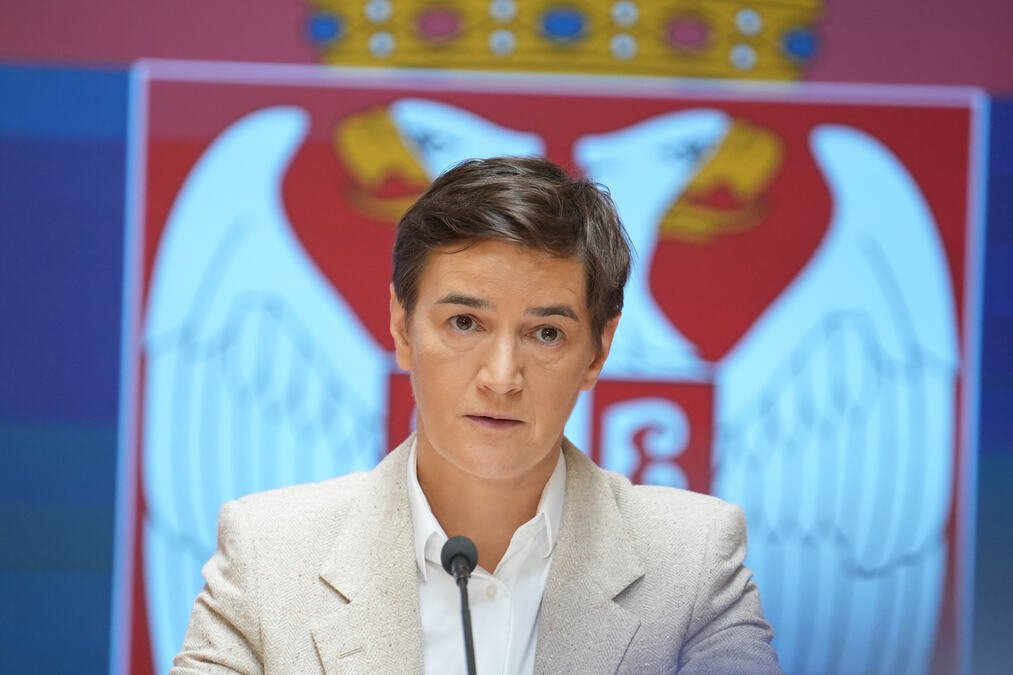 UŽIVO TRI CILJA BLOKADERSKIH LAŽI O ZVUČNOM TOPU: Ana Brnabić se obraća javnosti