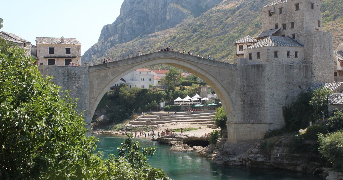 Skočio sa Starog mosta, pa nestao pod vodom: Uznemirujući snimak s lica mesta