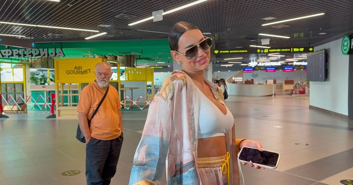 Kaća u šik izdanju, nosi luks Šanel torbu: Na aerodromu je čekala ćerkica, suprug nije došao zbog OVOGA