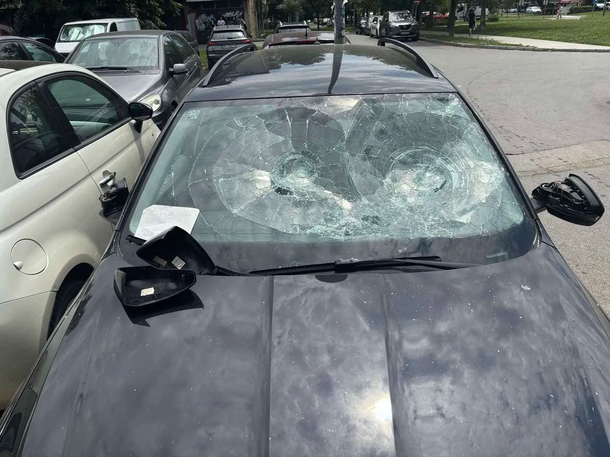 Vandalizovan automobil sina Dinka Gruhonjića u Novom Sadu