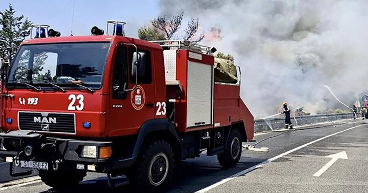 Snažno nevreme u Dalmaciji: Udari gromova izazvali požare, vatrogasci na terenu