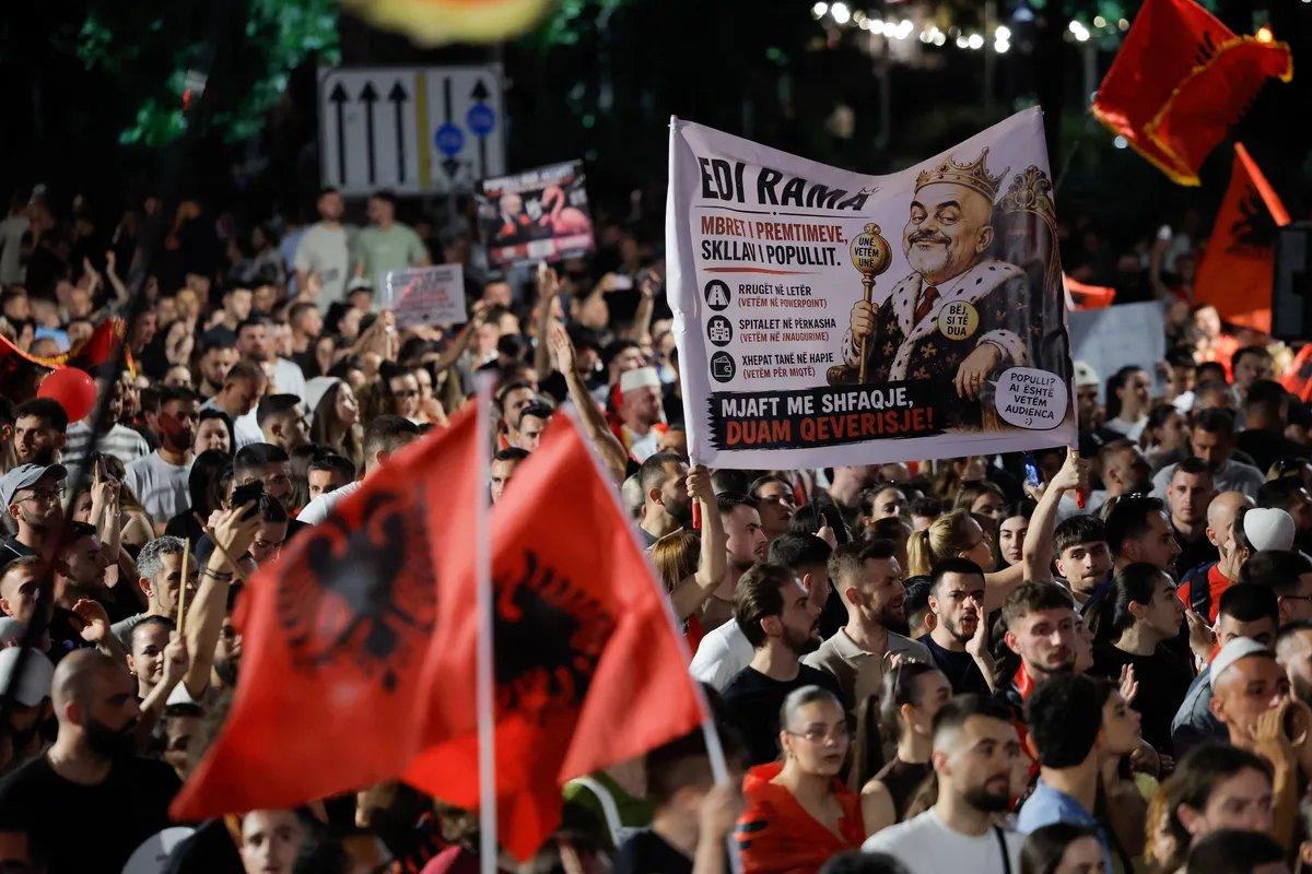 Stotine Albanaca srušile fizičke barijere na protestu protiv Kušnerovog projekta (VIDEO)