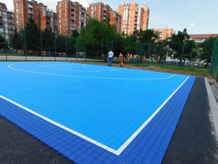 NOVI TEREN ZA BASKETAŠE Sportisti dobijaju savremeni prostor, izgrađeni u dvorištu OŠ ''Kadinjača''