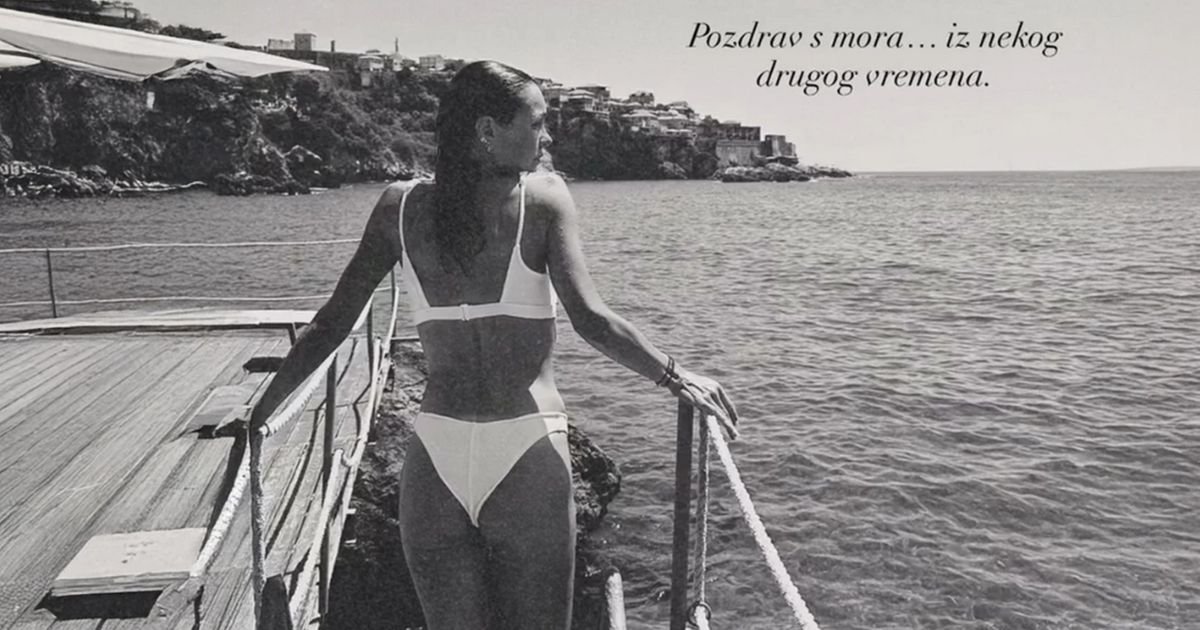 Muškarcima će od OVOGA skočiti pritisak: Glumica okrenula leđa kameri u bikiniju i pokazala savršenu zadnjicu