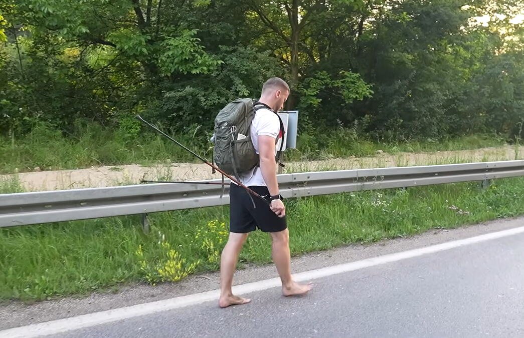 SLEPI MLADIĆ MU PROMENIO ŽIVOT! Nikola, otac troje dece, već treću godinu pešači BOS zbog zaveta koji dira u srce, evo šta mu daje snagu: "Dok sam živ..."