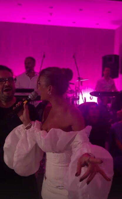 DUŠKA ŠARIĆA POGODILA PESMA ZA 18. ĆERKIN ROĐENDAN! Marina Visković zapevala njegovu omiljenu pesmu, a njegova reakcija zapalila slavlje (VIDEO)