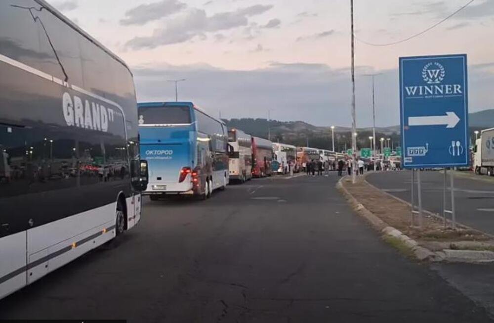 Stravične gužve na Evzoniju! Ljudi čekali satima na suncu, gužve paralisale granicu - početak sezone doneo kolaps