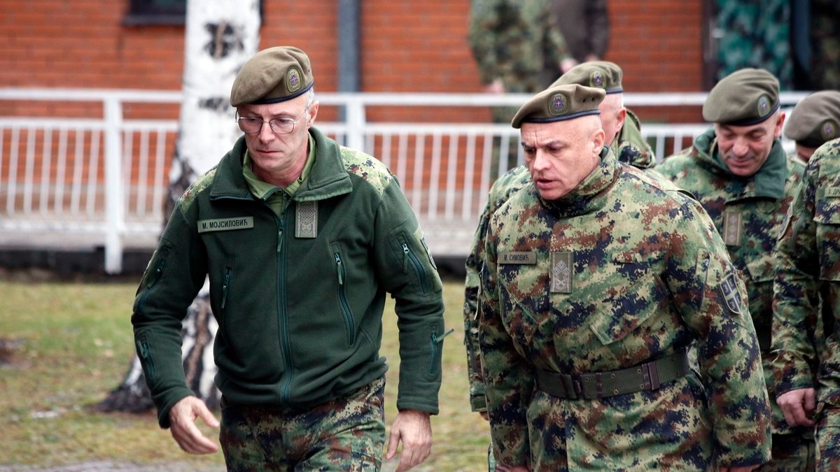 General Mojsilovic visits Serbian UNIFIL contingent