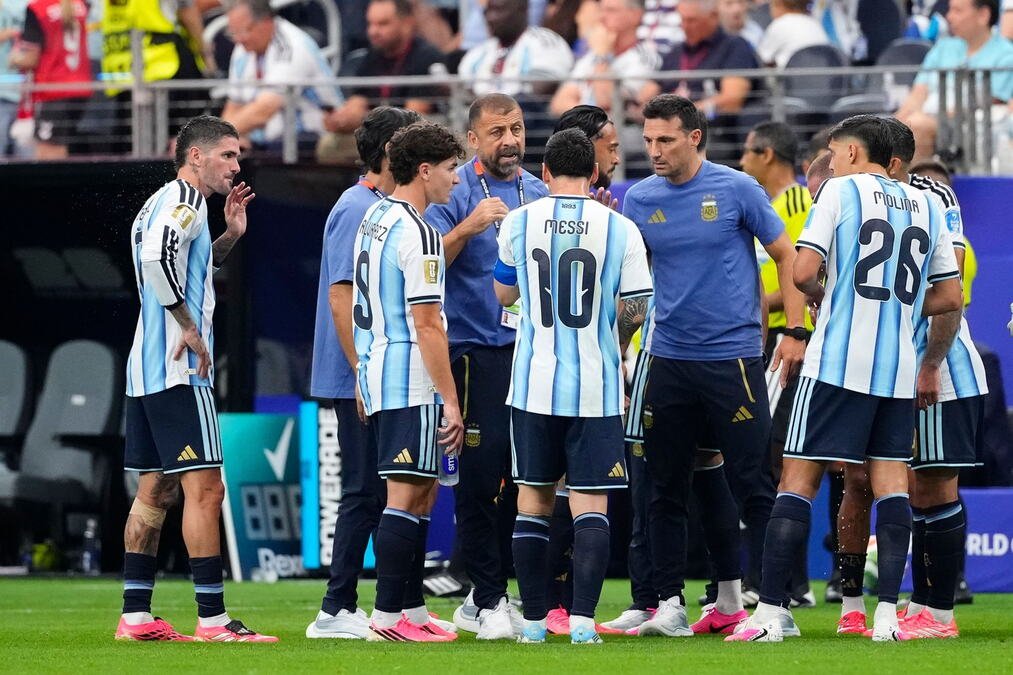 FUDBALER ARGENTINE REKAO ONO ŠTO BI SE MALO KO USUDIO NA NJEGOVOM MESTU! Iznenađujućim rečima izazvao gnev, navijači pale njegov dres