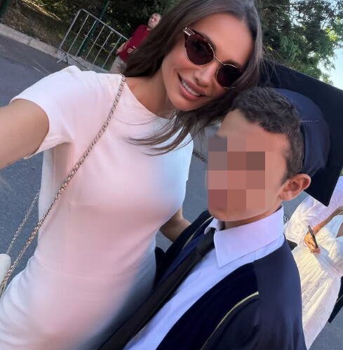 VELIKI DAN U PORODICI EMINE JAHOVIĆ! Pevačica ponosno pokazala naslednika i uputila mu emotivne reči - zablistala u uskoj beloj haljini (FOTO)
