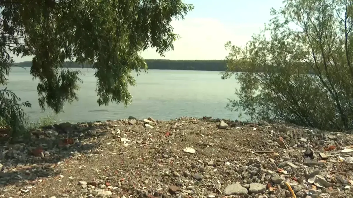 Divlja deponija na obali Dunava u Vinči, građani tvrde da lokalni organi ne reaguju (FOTO/VIDEO)