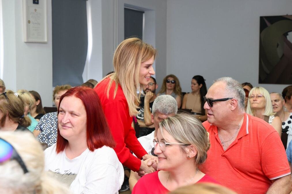 MINISTARKA STAMENKOVSKI U POSETI BIBLIOTECI "DR MILAN BUDIMIR": Podrška Savezu slepih, uskoro usvajanje Zakona o centralnoj evidenciji osoba sa invaliditetom