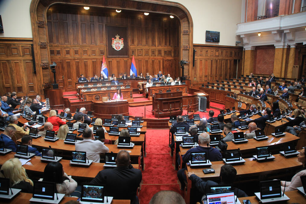 SKUPŠTINA SRBIJE NASTAVLJA VANREDNO ZASEDANJE: Na dnevnom redu rasprava o amandmanima i setu zakona