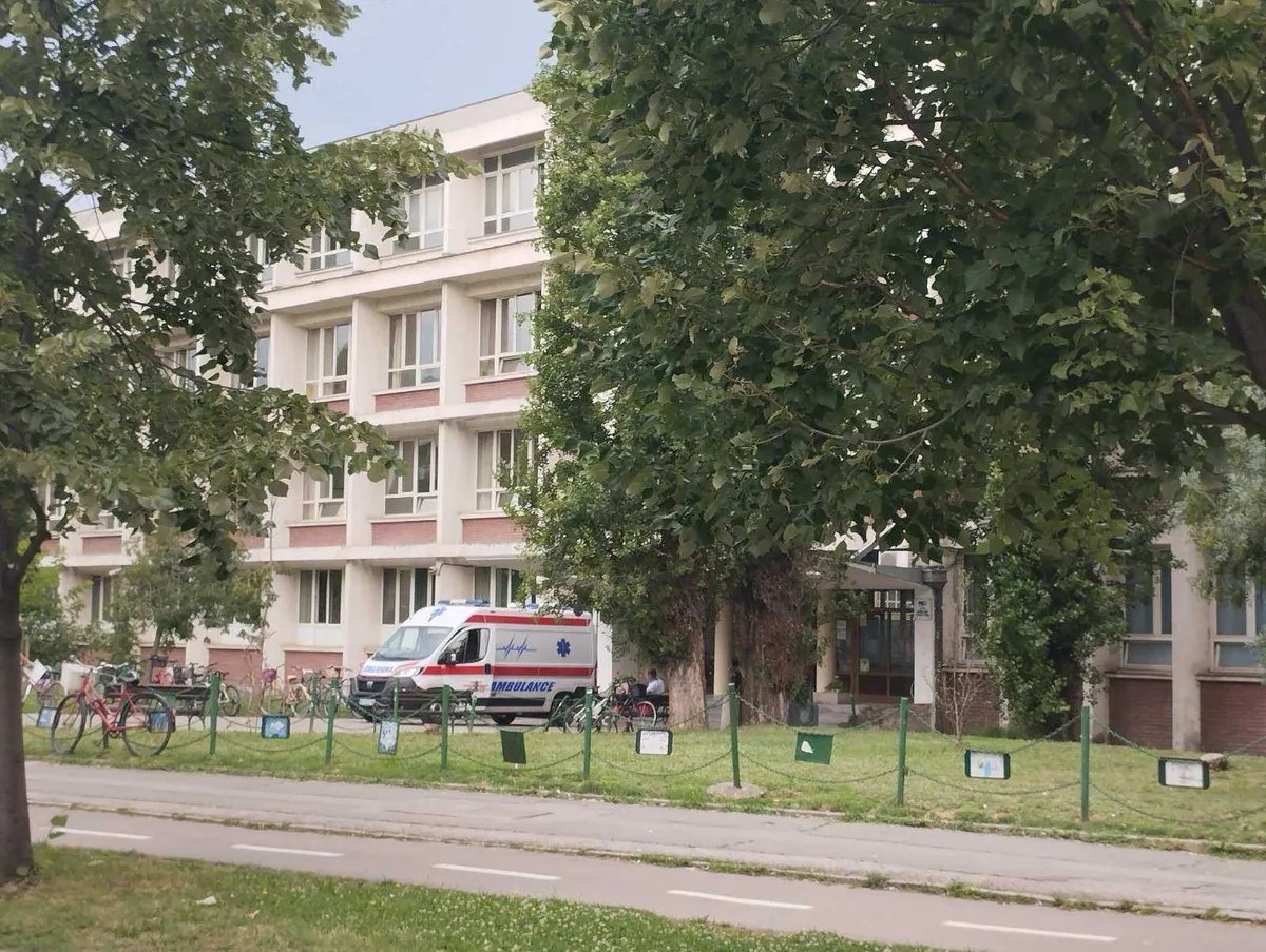 Profesorki Jovine gimnazije pozlilo u Mašinskoj školi: Direktor naložio profesorima da dežuraju u školi, bez klime, vode i interneta