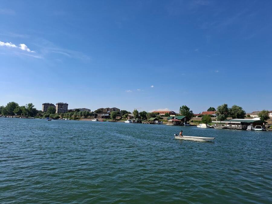 PEŠČANA OBALA I HLAD! SRPSKI BRIONI HIT OVOG LETA: Plaža Na sat vremena od Beograda privlači hiljade kupača, voda bezbedna za kupanje