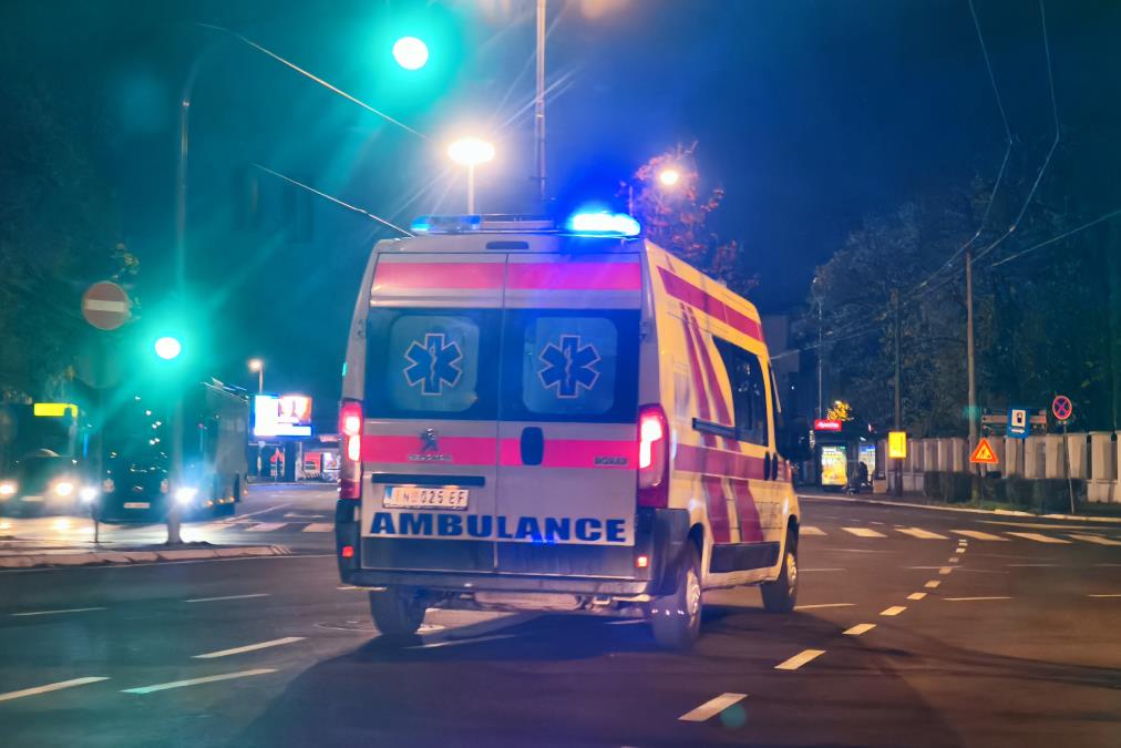 TEŠKA SAOBRAĆAJKA U CENTRU BEOGRADA! Motociklista (32) u kritičnom stanju prevezen na VMA nakon sudara kod Kalemegdana